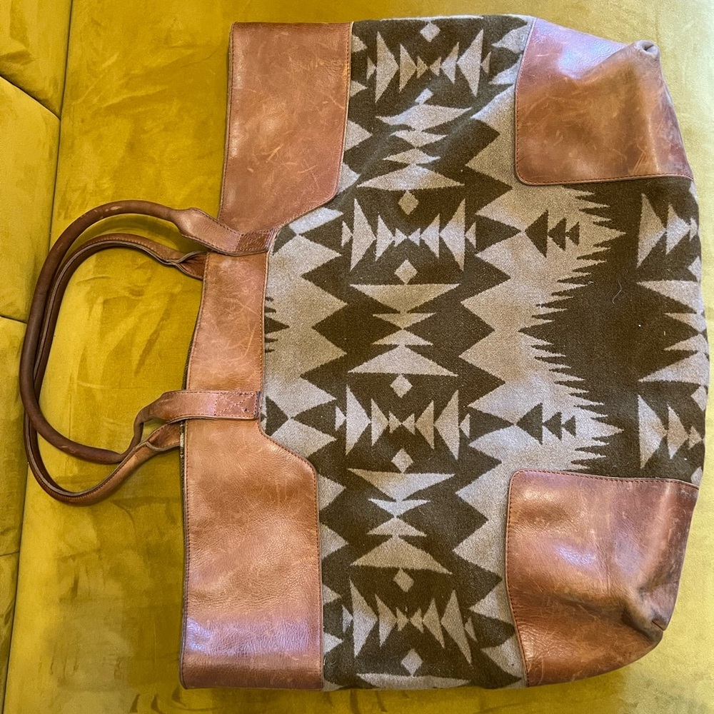 Pendleton used weekend bag light wear and tear - Picture 2 of 5
